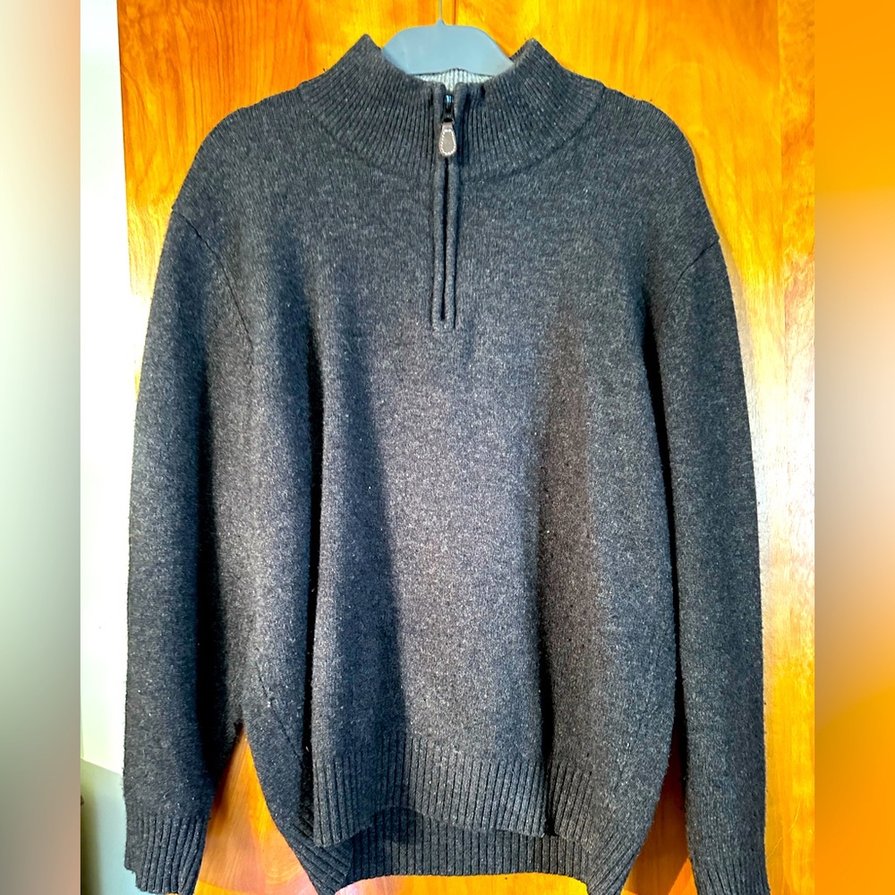 Men’s quarter zip sweater, size large
